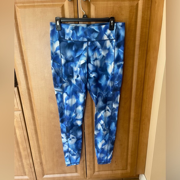 7. Lululemon Wunder Under Low-Rise Tight *Full-On Luxtreme 28” - Picture 2 of 6